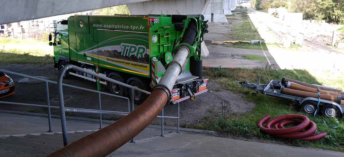 L'aspiratrice permet de réaliser des terrassements ou du nettoyage dans des lieux inaccessibles.